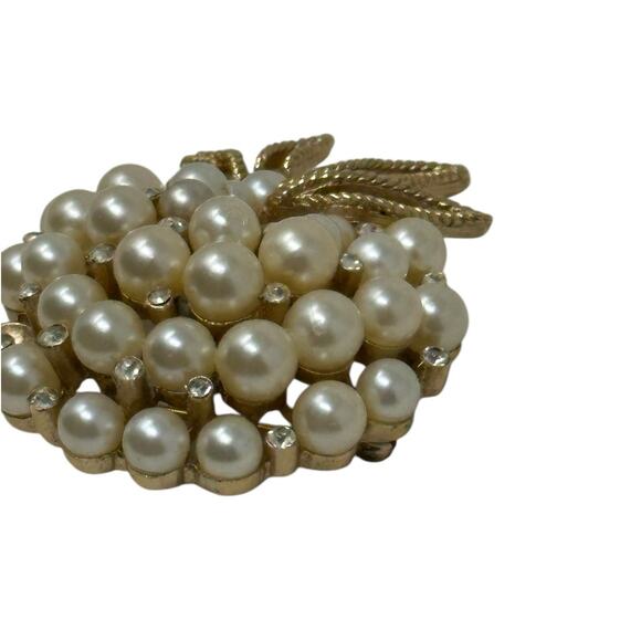 Trifari Vintage Wreath Pearls Gold tone Rhinestones Brooch - Picture 8 of 12